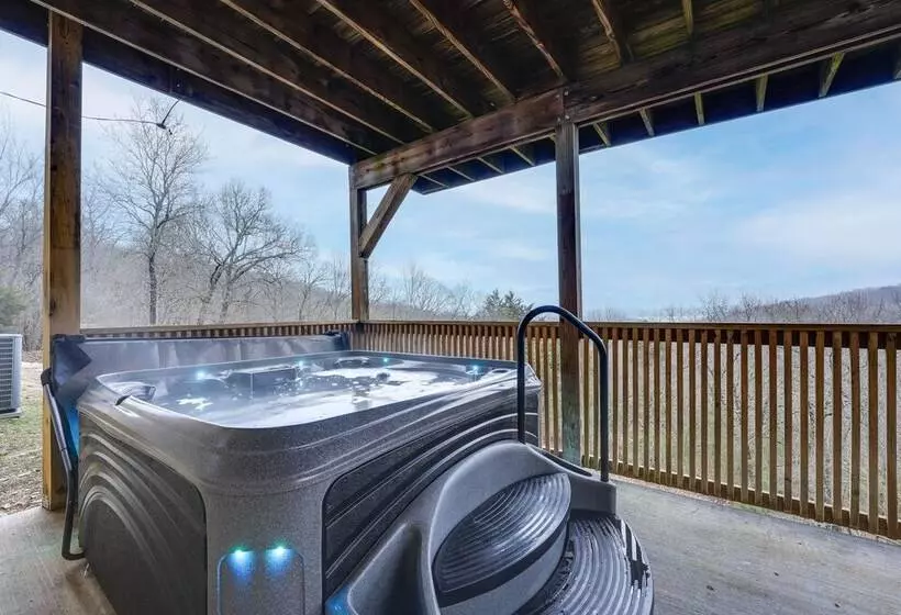 Pet Friendly Branson West Lodge W/ Hot Tub!