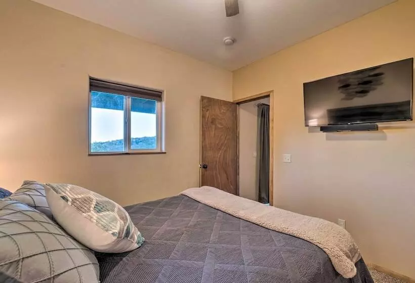 Pet Friendly Branson West Lodge W/ Hot Tub!