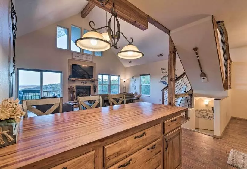 Pet Friendly Branson West Lodge W/ Hot Tub!