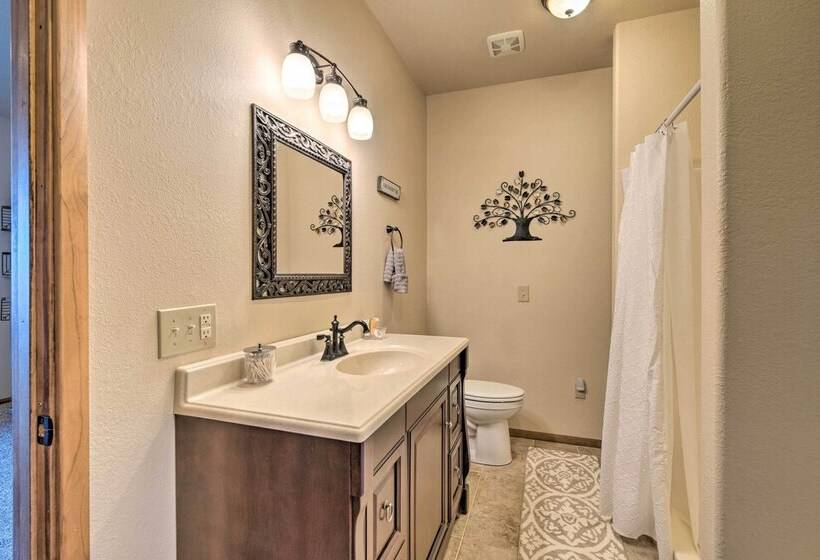 Pet Friendly Branson West Lodge W/ Hot Tub!