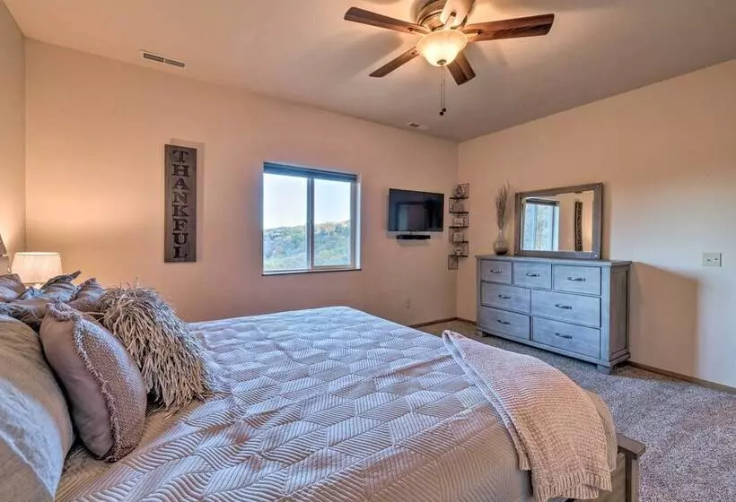 Pet Friendly Branson West Lodge W/ Hot Tub!