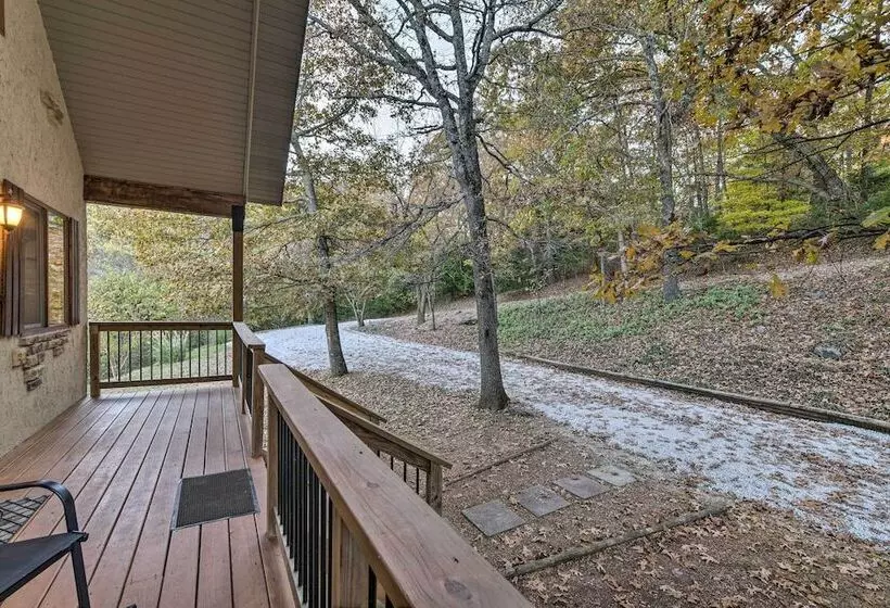 Pet Friendly Branson West Lodge W/ Hot Tub!