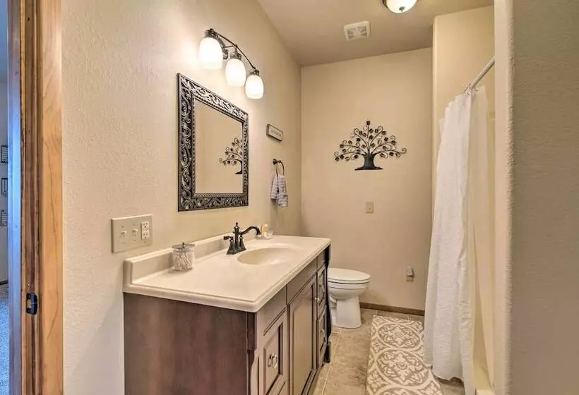 Pet Friendly Branson West Lodge W/ Hot Tub!