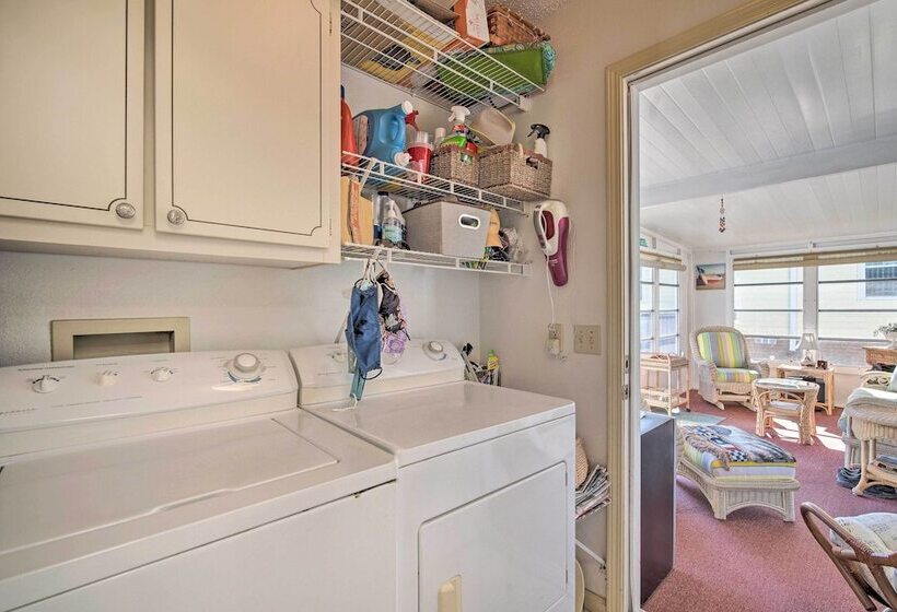 Lady Lake House W/ Lanai & Community Pool!