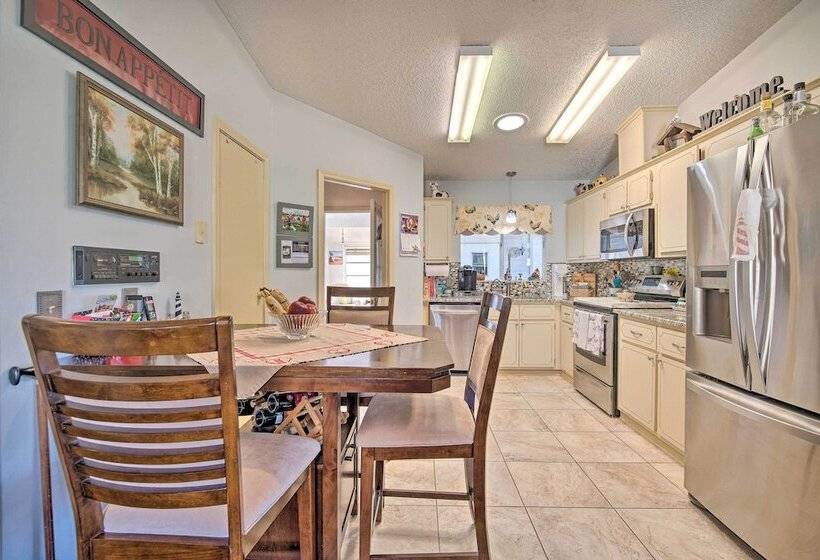 Lady Lake House W/ Lanai & Community Pool!