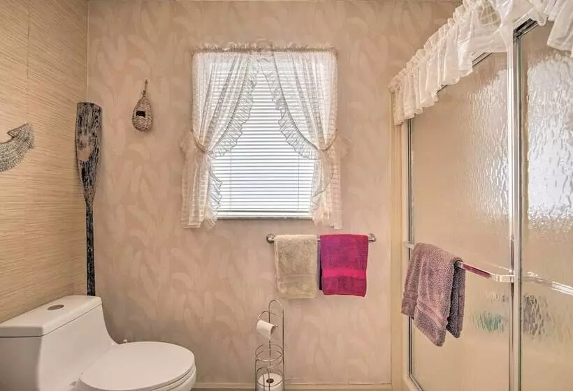 Lady Lake House W/ Lanai & Community Pool!