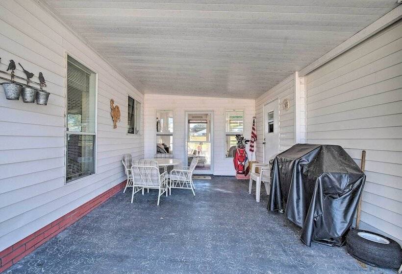 Lady Lake House W/ Lanai & Community Pool!