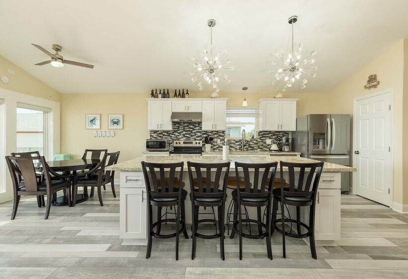 On Galveston Bay: Spacious Home W/ Pier & Grills!