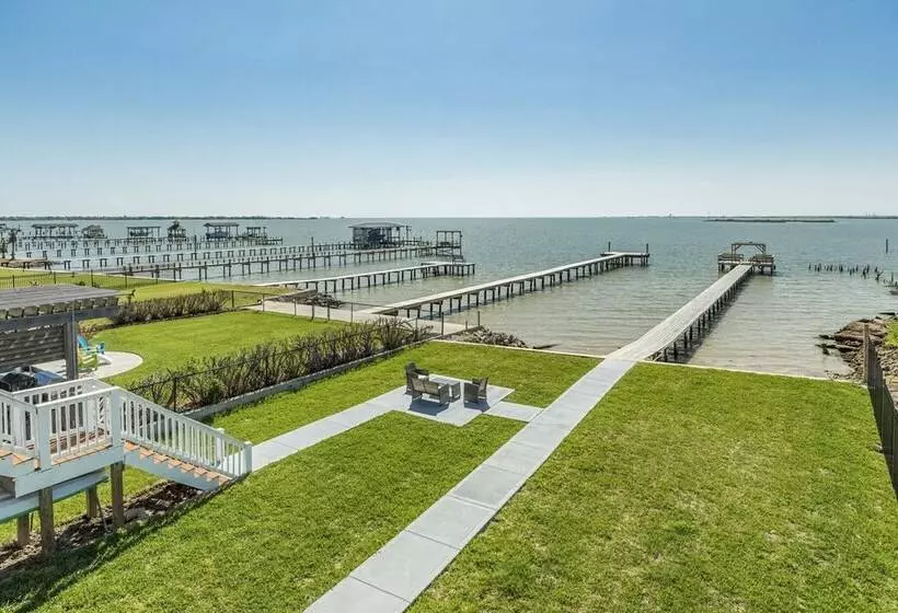 On Galveston Bay: Spacious Home W/ Pier & Grills!