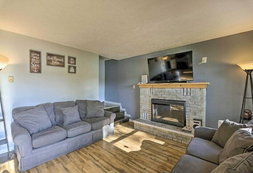 New! Lakefront Tobyhanna Home W/ Community Pool!