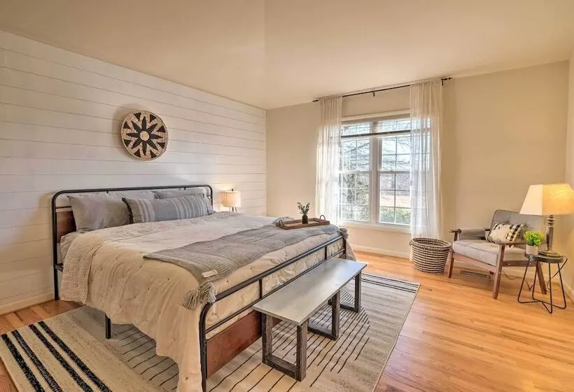 Pet Friendly Cottage With Game Room & Fire Pit!