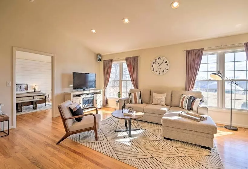 Pet Friendly Cottage With Game Room & Fire Pit!