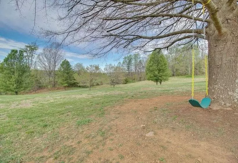 Pet Friendly Cottage With Game Room & Fire Pit!