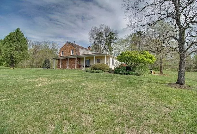 Pet Friendly Cottage With Game Room & Fire Pit!