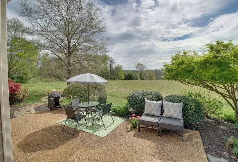 Pet Friendly Cottage With Game Room & Fire Pit!