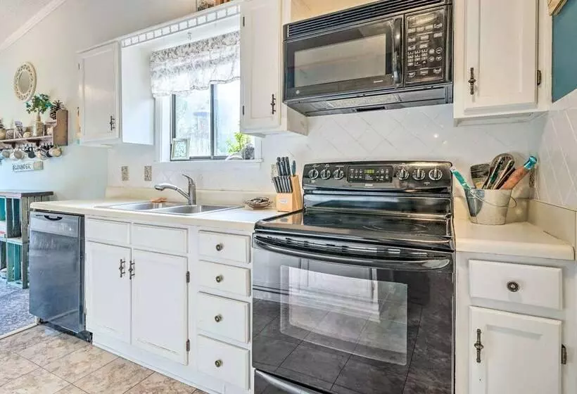 Pet Friendly Wilmington Home W/ Fenced Yard!