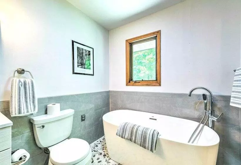 Quaint Lake Norman Home W/ Boat Dock + Grill!