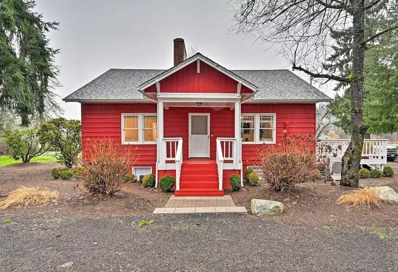 Redmond Farmhouse On 2 Acres W/ Deck & Grill!