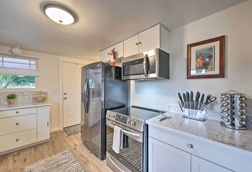 Redmond Farmhouse On 2 Acres W/ Deck & Grill!