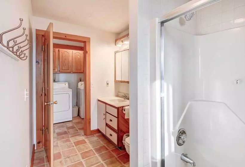 Serene Jonesport Escape: Deck W/ Water Views!