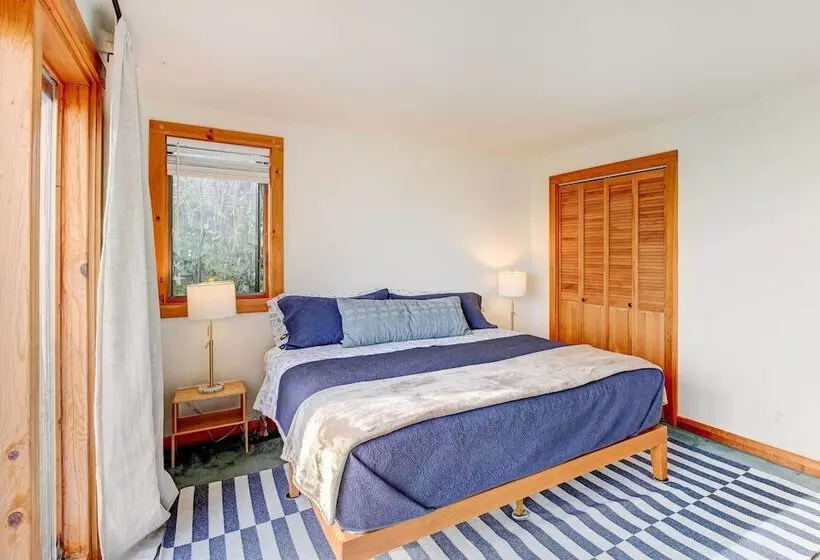 Serene Jonesport Escape: Deck W/ Water Views!