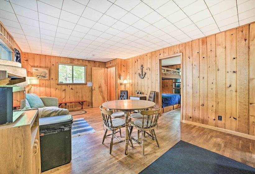 Spacious Houghton Lake Cabin W/ Gas Grill!