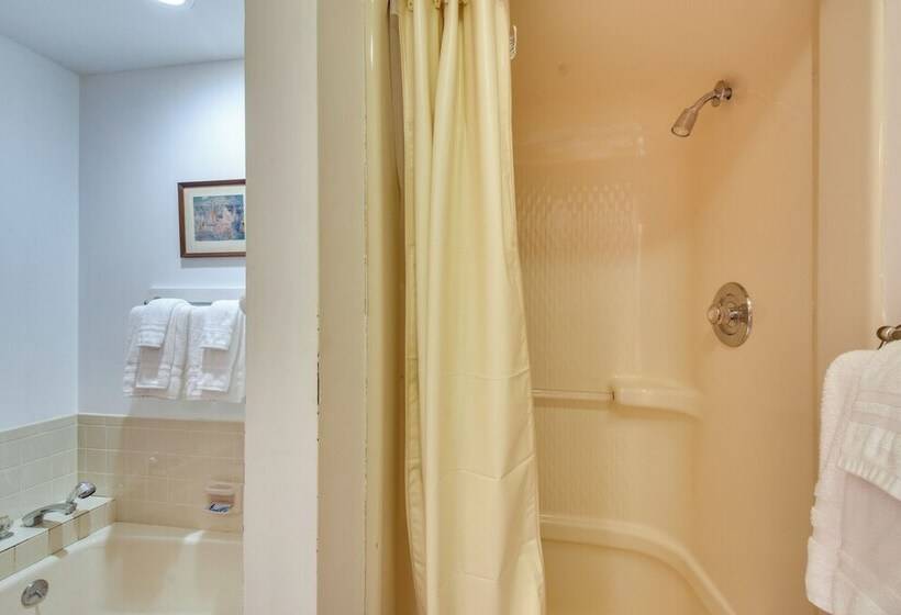 Spacious Lake Hartwell Home W/ Private Boat Dock!