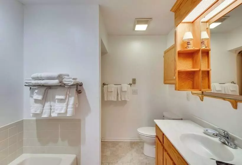 Spacious Lake Hartwell Home W/ Private Boat Dock!