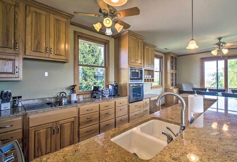 Spacious Lexington Home W/ Breathtaking Views