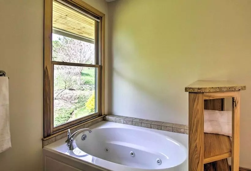 Spacious Lexington Home W/ Breathtaking Views