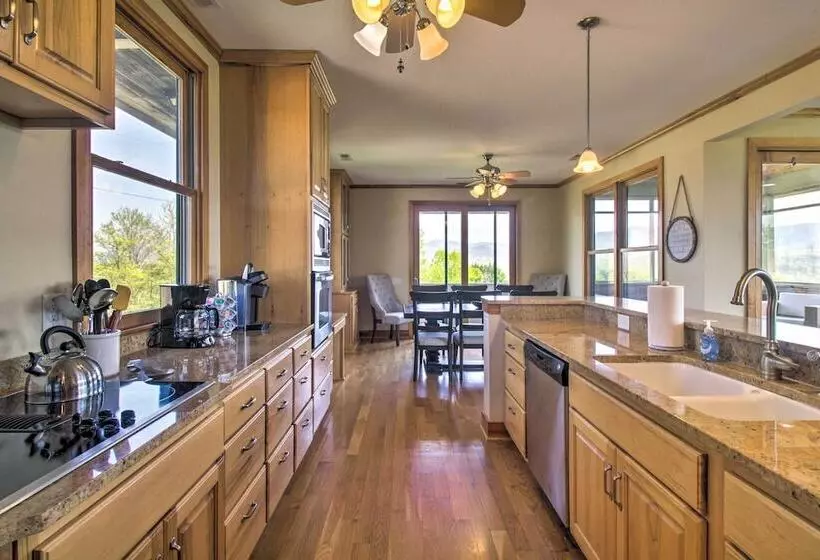 Spacious Lexington Home W/ Breathtaking Views