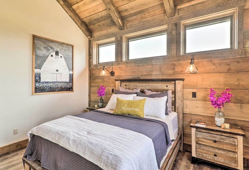 Stunning Kalispell Cottage On 30 Acre Farm!