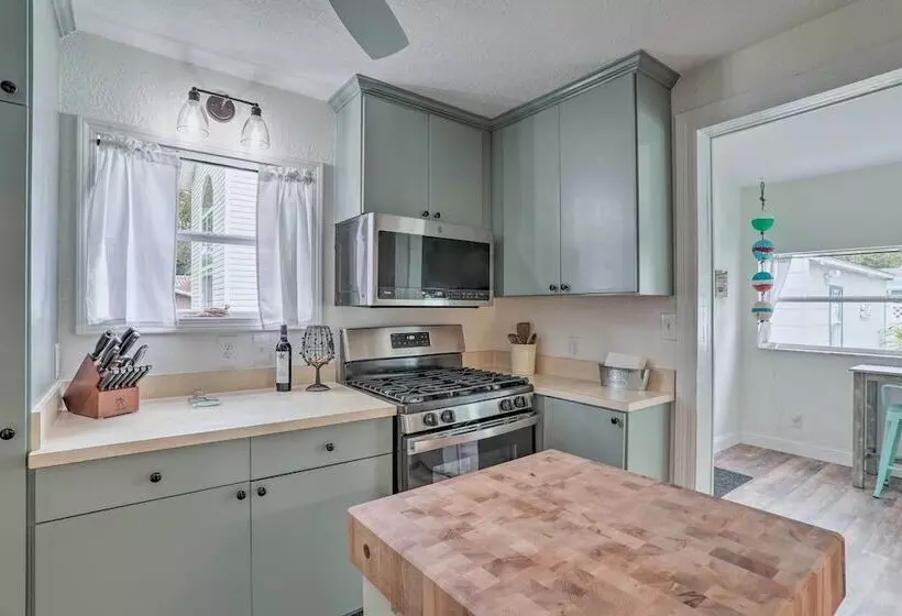 Tampa Bay Area Cottage W/ Gas Grill And Fire Pit!