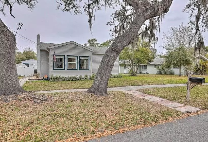 Tampa Bay Area Cottage W/ Gas Grill And Fire Pit!