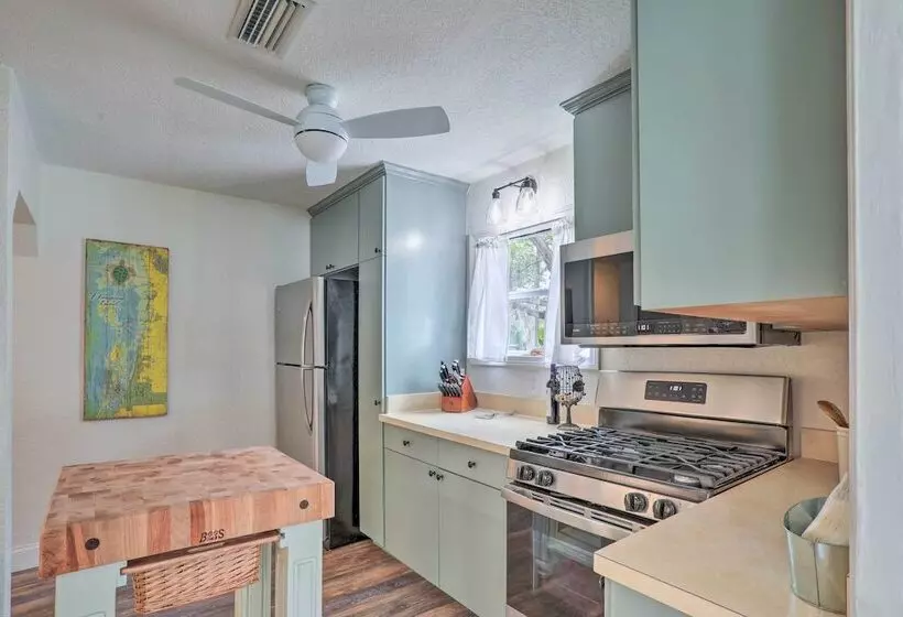 Tampa Bay Area Cottage W/ Gas Grill And Fire Pit!