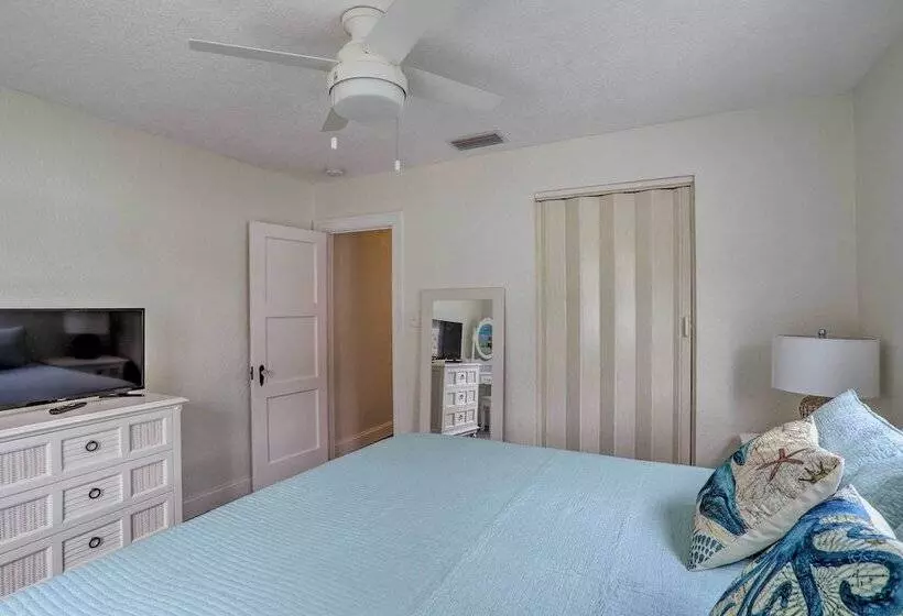 Tampa Bay Area Cottage W/ Gas Grill And Fire Pit!