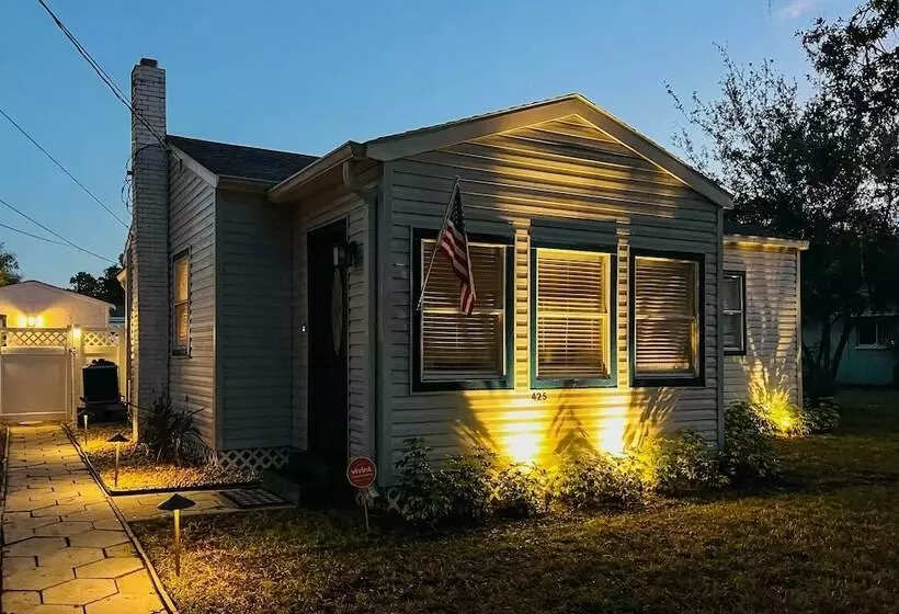 Tampa Bay Area Cottage W/ Gas Grill And Fire Pit!