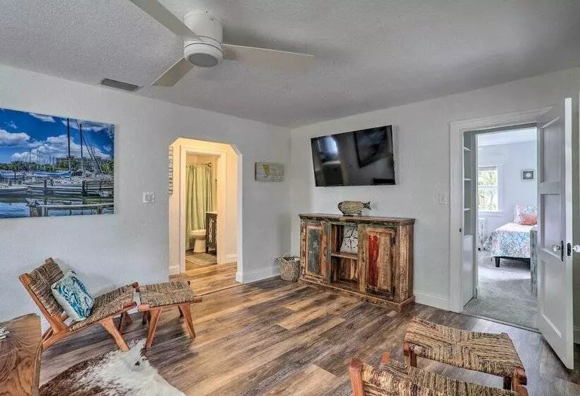 Tampa Bay Area Cottage W/ Gas Grill And Fire Pit!