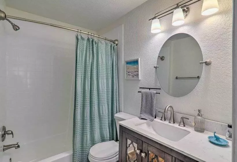 Tampa Bay Area Cottage W/ Gas Grill And Fire Pit!