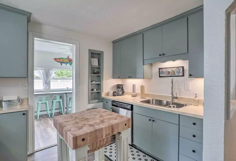 Tampa Bay Area Cottage W/ Gas Grill And Fire Pit!