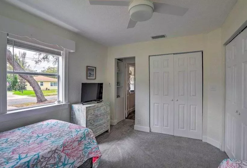 Tampa Bay Area Cottage W/ Gas Grill And Fire Pit!