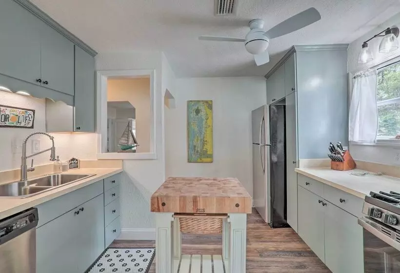 Tampa Bay Area Cottage W/ Gas Grill And Fire Pit!