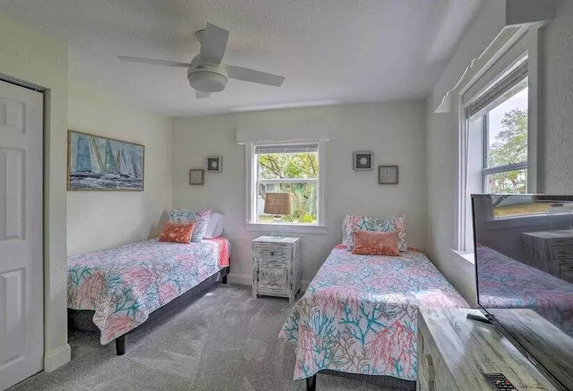 Tampa Bay Area Cottage W/ Gas Grill And Fire Pit!