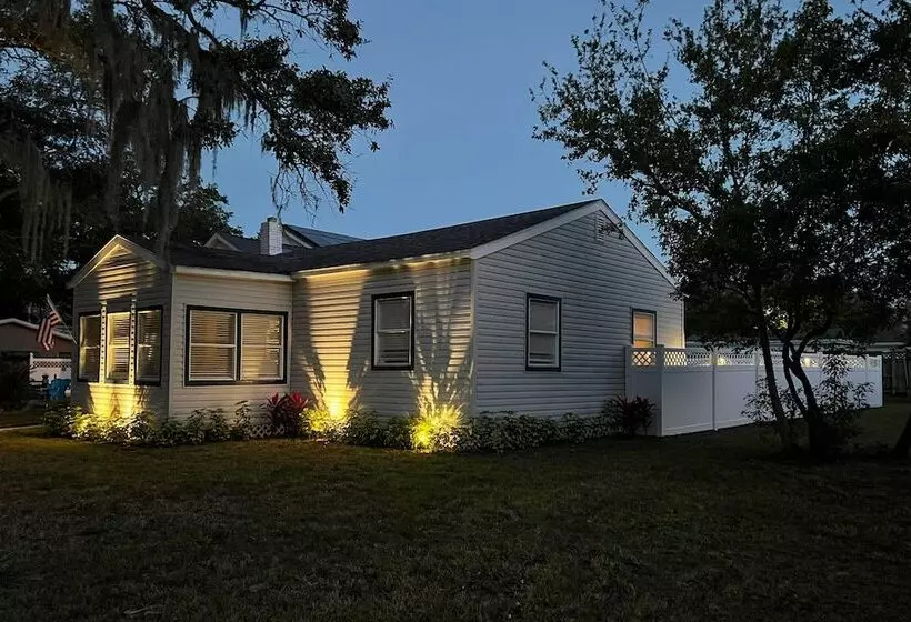 Tampa Bay Area Cottage W/ Gas Grill And Fire Pit!