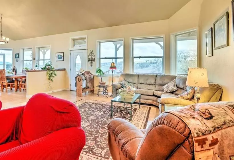 Templeton Ranch W/ Private Hot Tub & Deck!