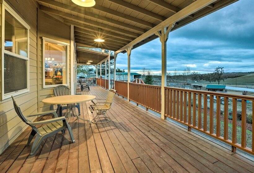 Templeton Ranch W/ Private Hot Tub & Deck!