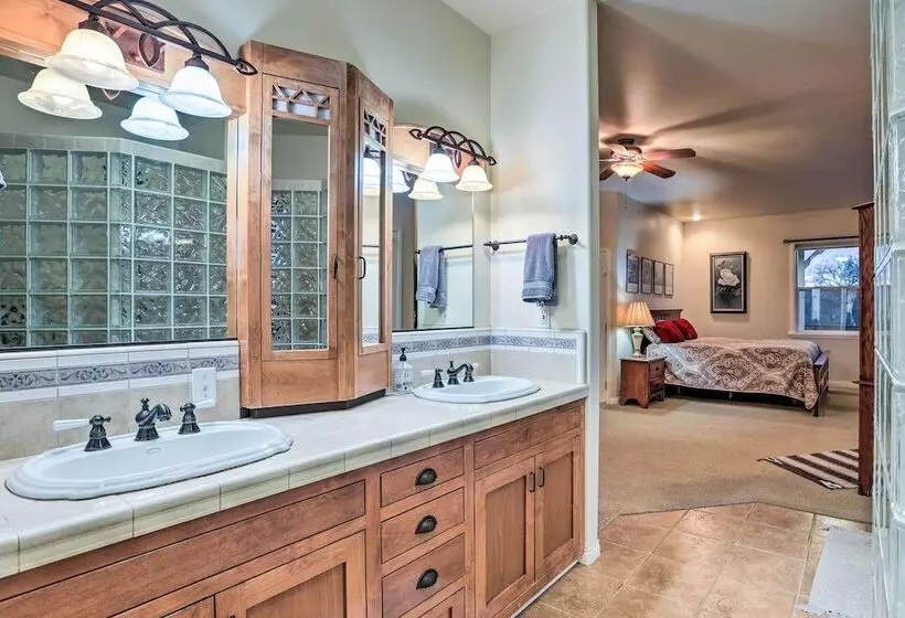 Templeton Ranch W/ Private Hot Tub & Deck!