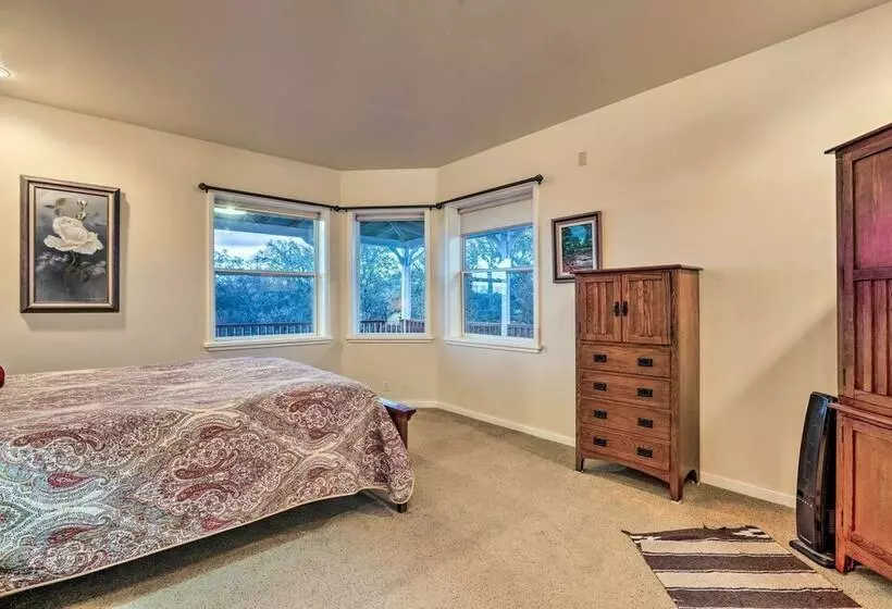 Templeton Ranch W/ Private Hot Tub & Deck!