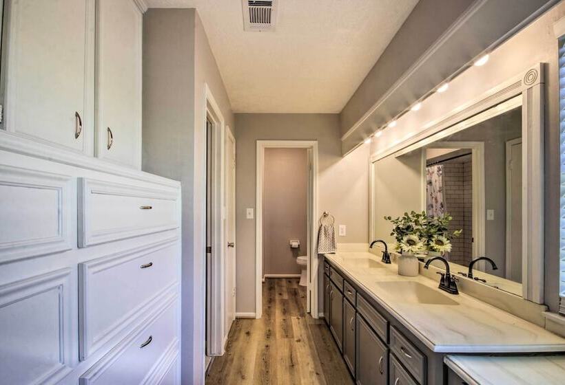 Updated Richmond Escape W/ Pool + Guest House