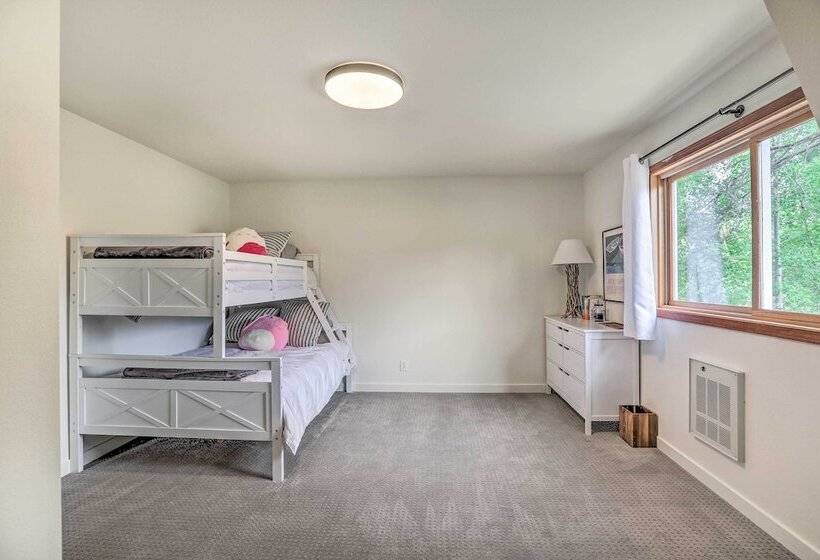 Upscale Bend Barn W/ Deck   Close To Trails!